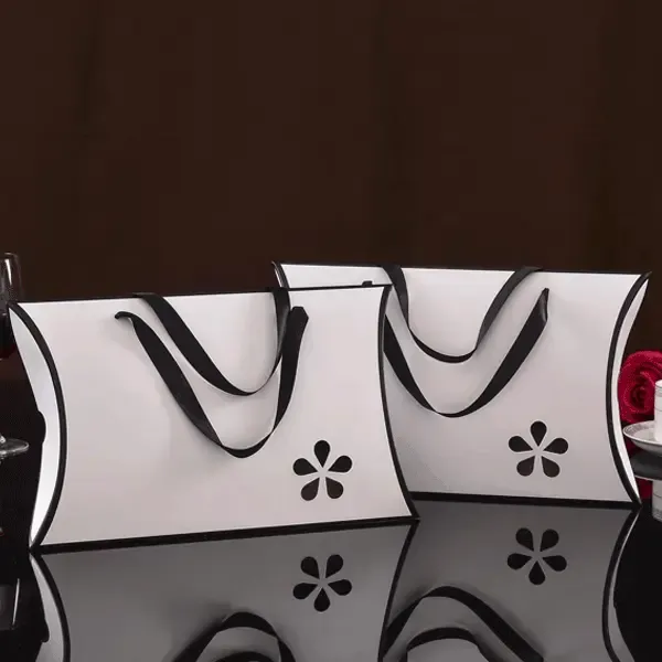 custom-handle-pillow-packaging